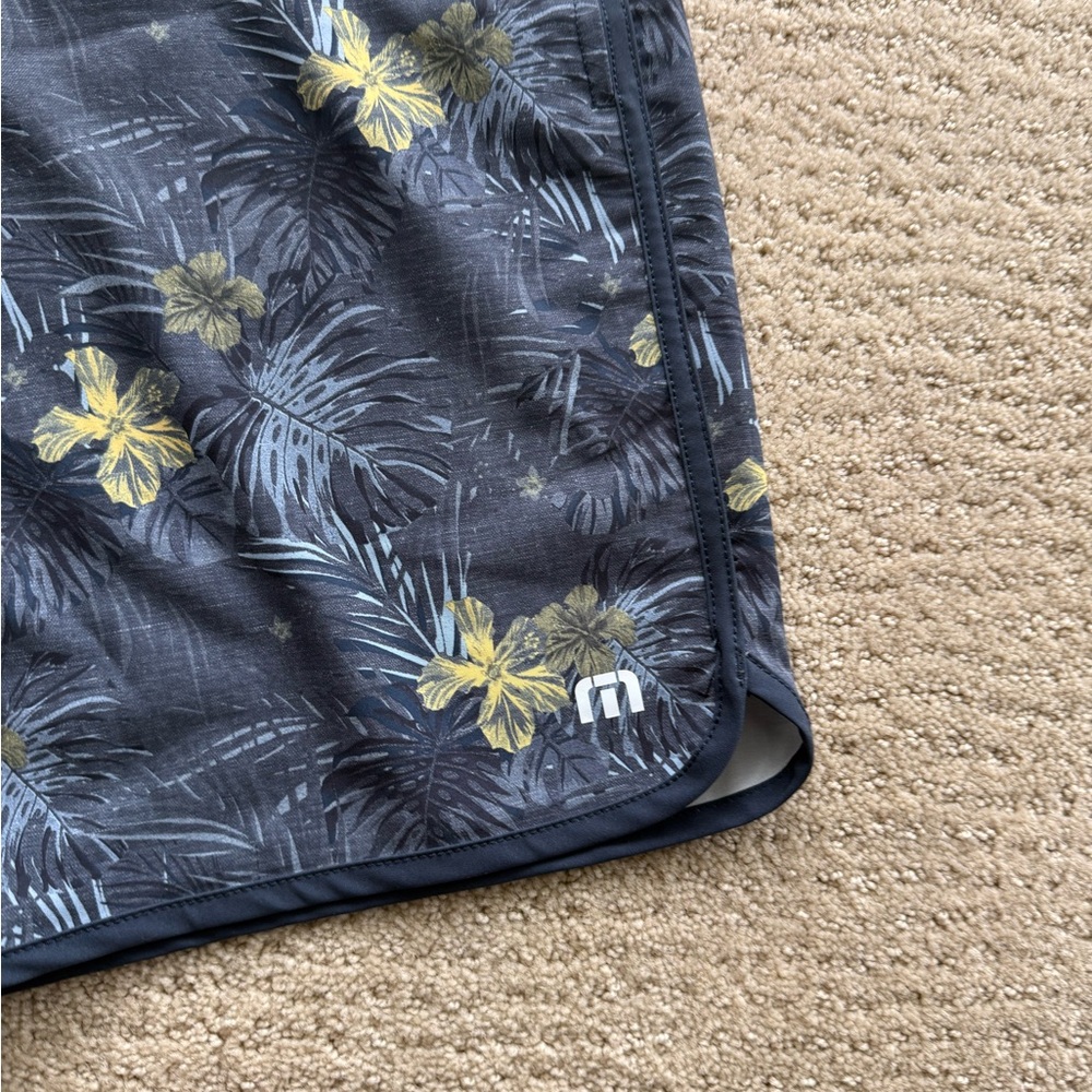 NWT Travis Mathew Floral Board Shorts ~ Men size 30 - Picture 3 of 6